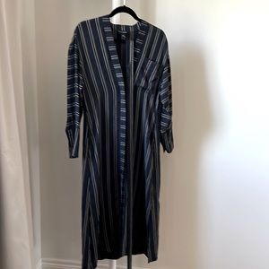 Club Monaco Lady long sleeves dress, blue in colors with stripes. XS/TP